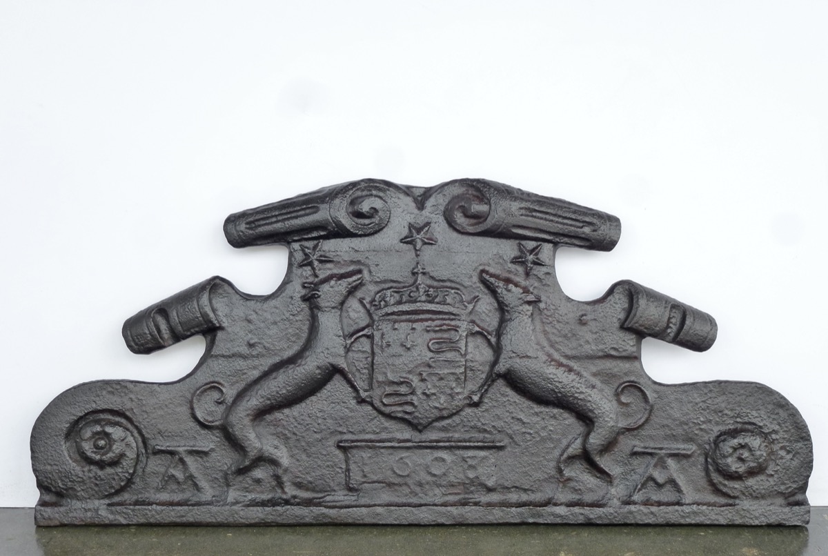 Plaque de cheminée aux armes de Louis II ou Louis XII Roi de France - XVIIe S.