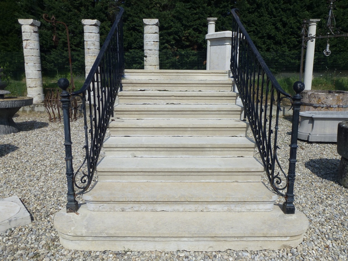 Escalier en pierre ancien