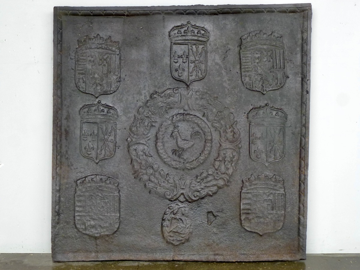 Plaque de cheminée au coq attribué à Henri IV, aux armes de Lorraine, de France et de Navarre - XVIè S.