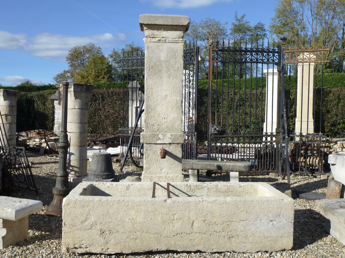 Fontaine en pierre ancienne  - Pierre - Restauration - XIXeS.