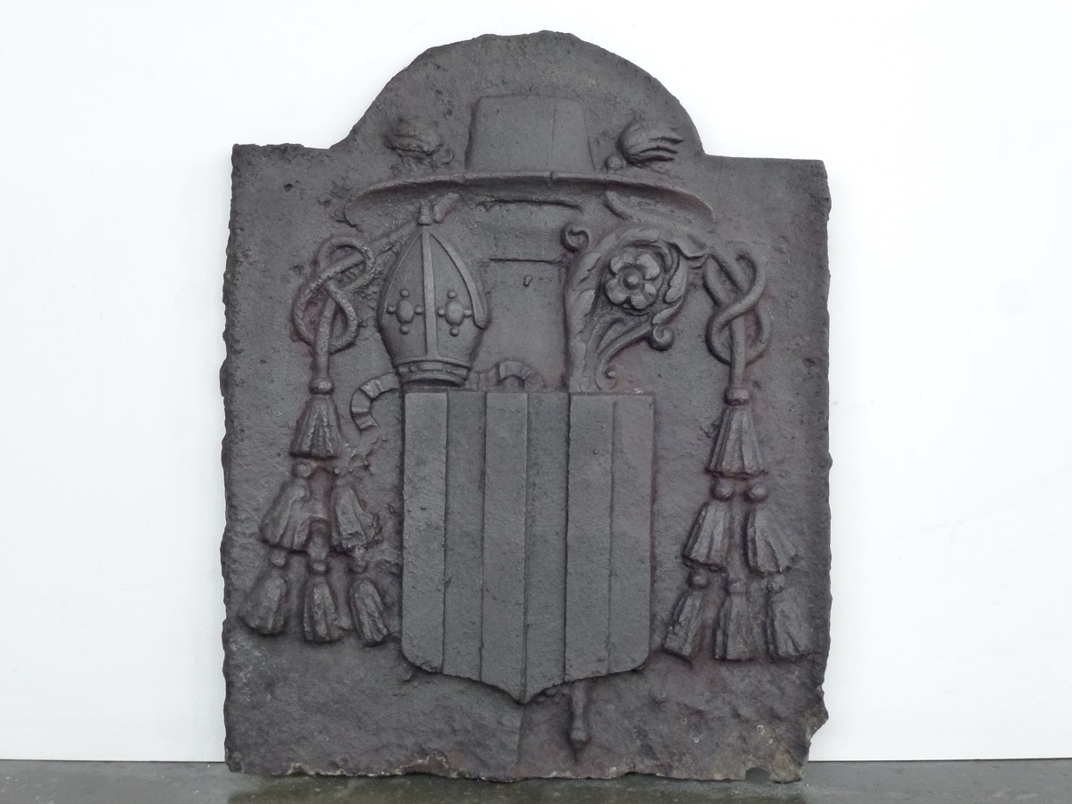 Plaque de cheminée aux armes d'Adrien d'Amboise de Chaumont, évêque - XVIIe S.
