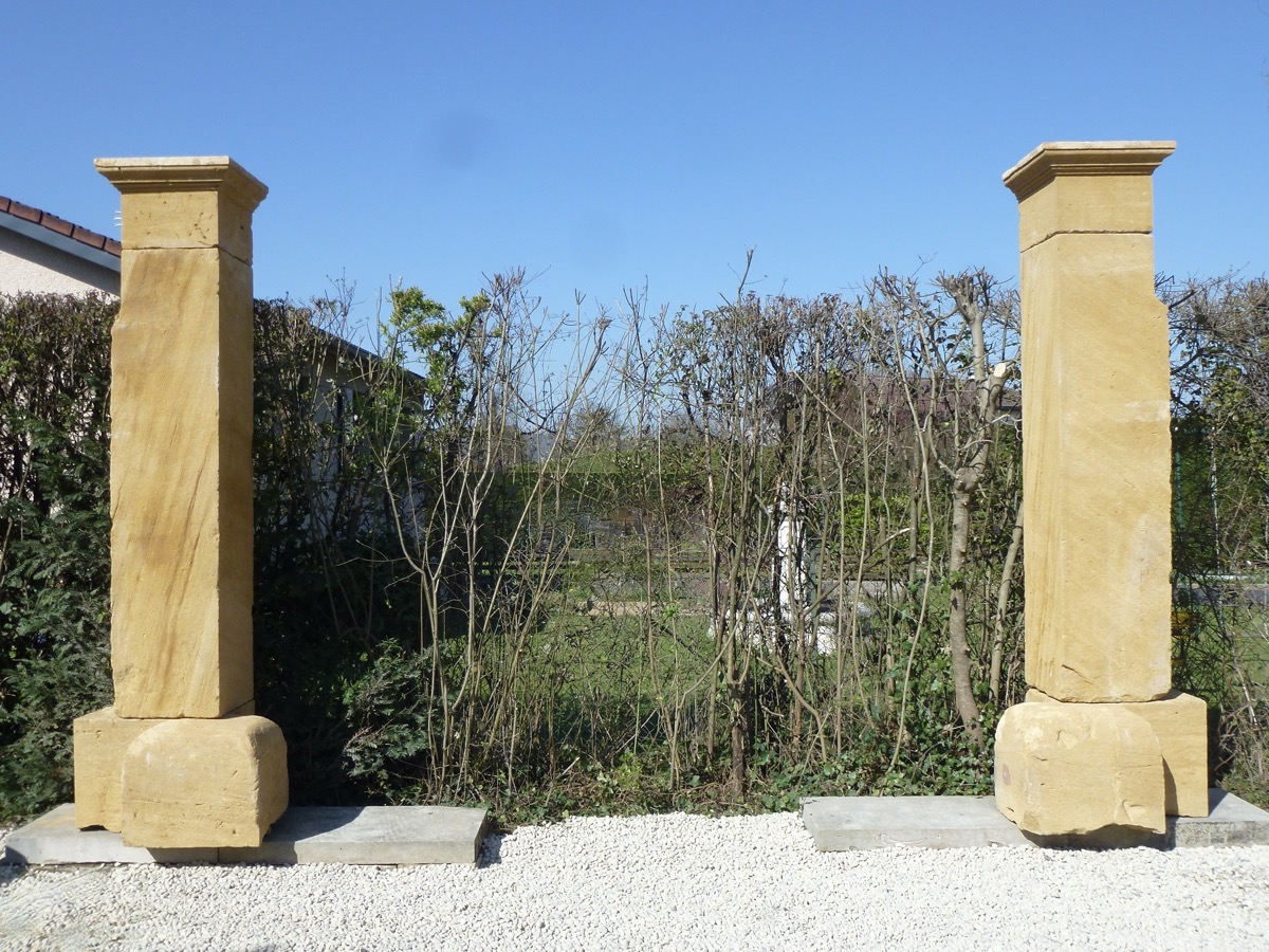 Piliers de portail en pierre du Beaujolais - XIXe S.