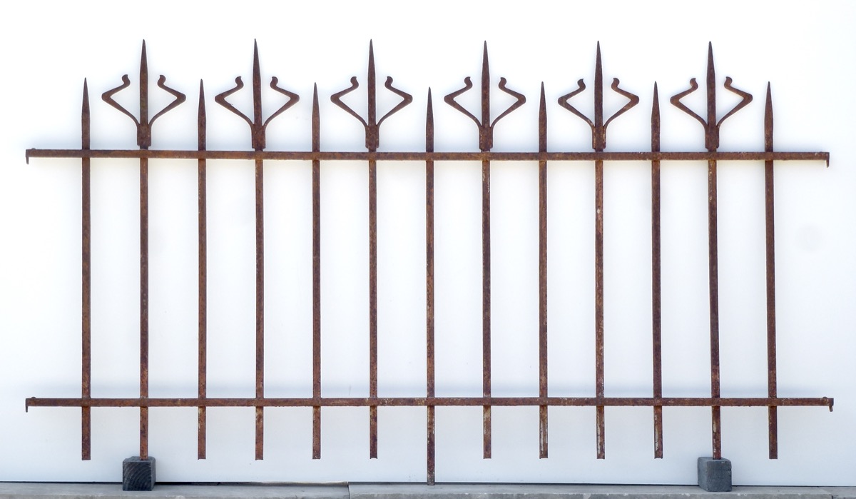 Grille de clôture en fer forgé d'époque Art Nouveau - XXe S. - Lg 2322 cm H 100 cm