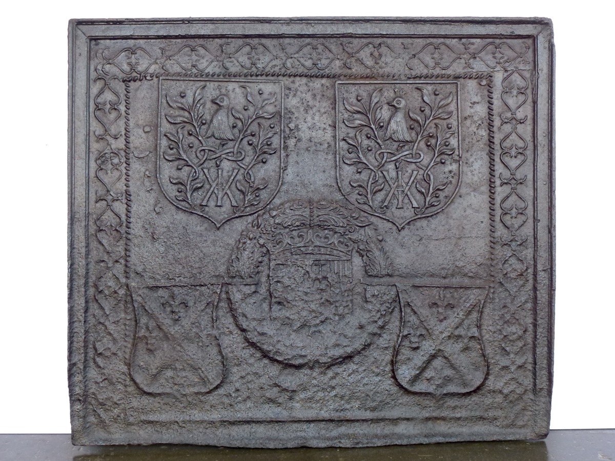 Plaque de cheminée aux armes de Lorraine, de Linage et inconnues - XVIe S.