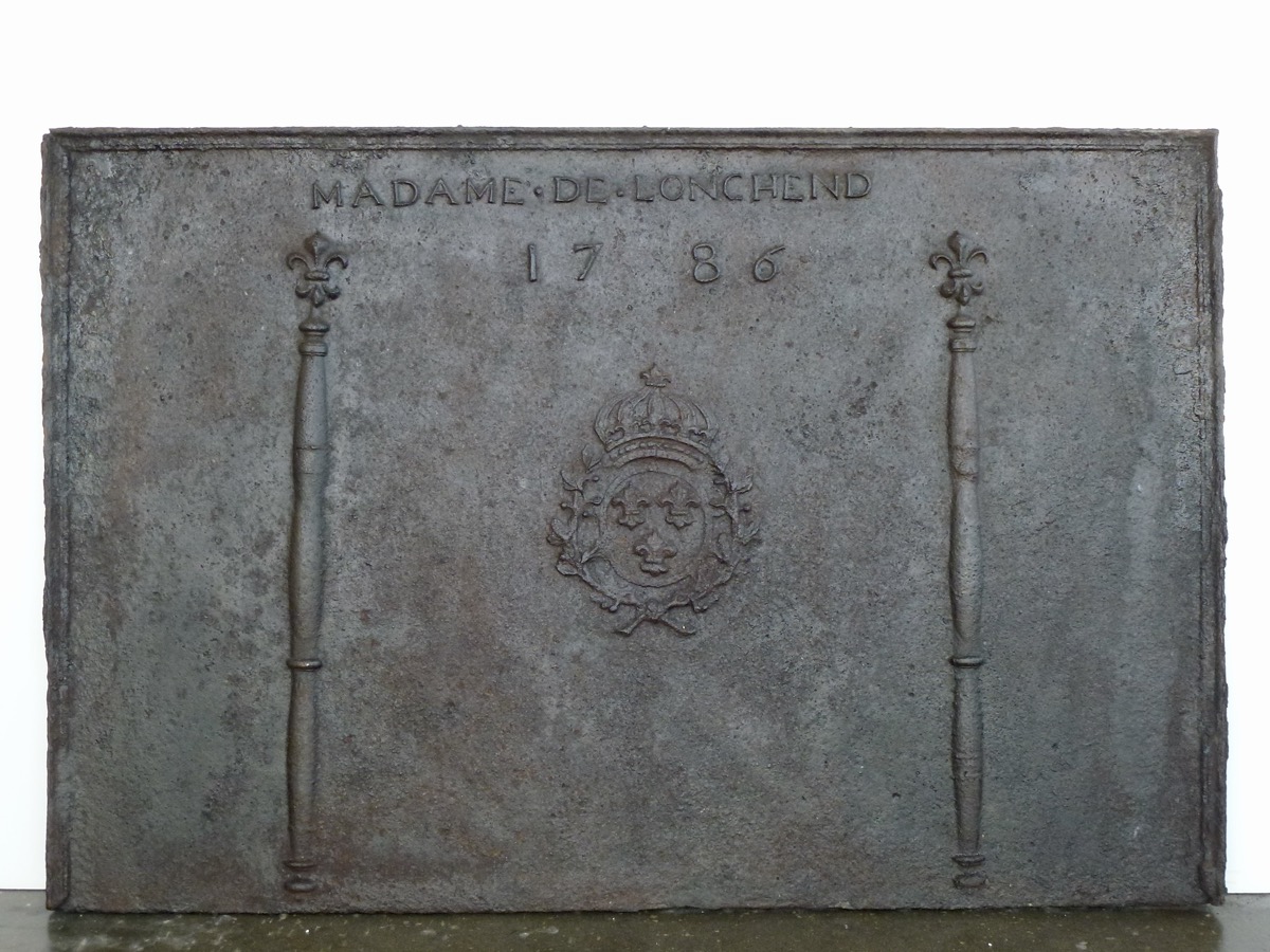 Importante plaque de cheminée aux armes de France 1786 MADAME DE LONCHEND - XVIIIe S.