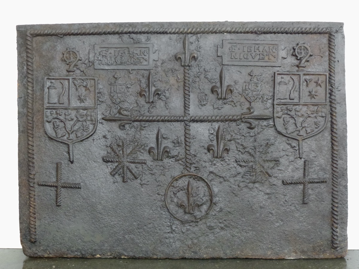 Plaque de cheminée aux armes de l'Abbé Jean Niguet - XVIe S.