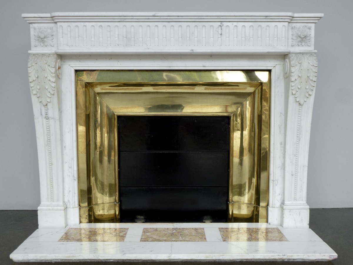 Cheminée ancienne en marbre blanc Calacatta - Louis XVI - XIXe S.