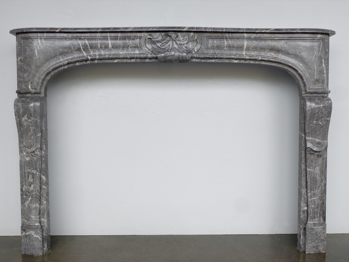 Cheminée ancienne en marbre gris des Ardennes - Louis XV - XVIIIe S.