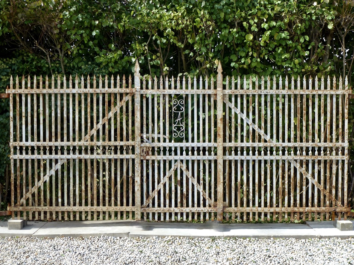 Portail en fer forgé riveté - XXe S. Lg 420 cm H 180 cm