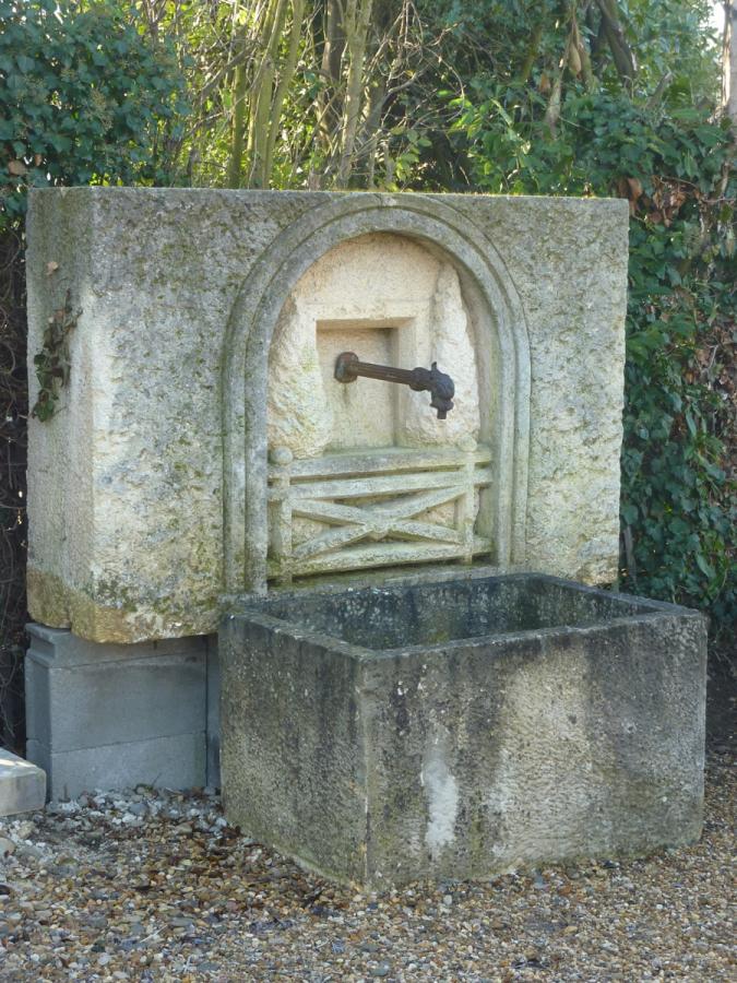 Fontaine en pierre ancienne  - Pierre 