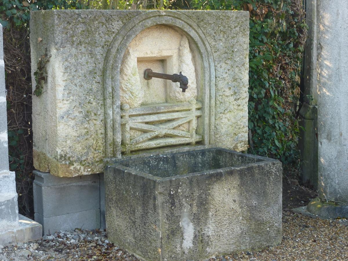 Fontaine en pierre ancienne  - Pierre 