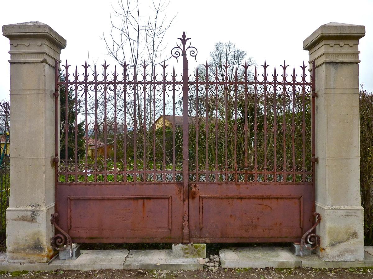 Portail ancien, Piliers en pierre