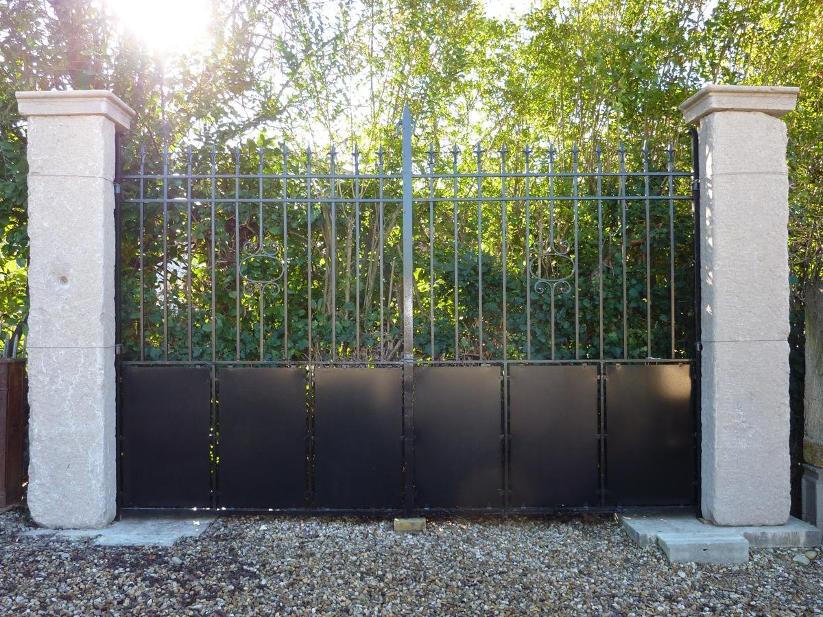 Antique gate, Gatepillar  - Wrought iron - Art déco - XXthC.