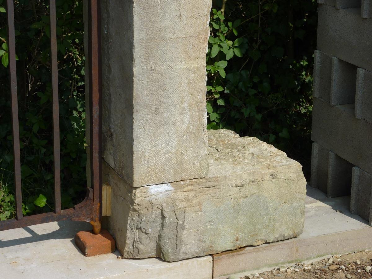 Portail ancien, Piliers en pierre  - Pierre  - XVII<sup>e</sup> S.