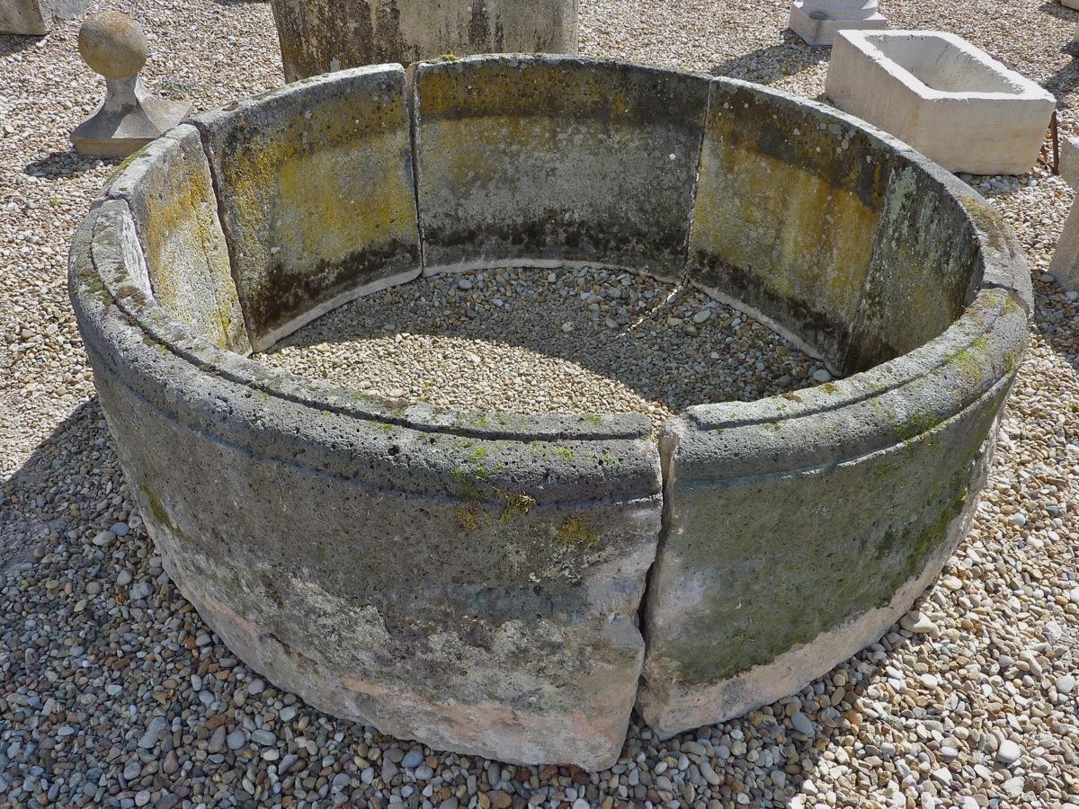 bassin en pierre ancien