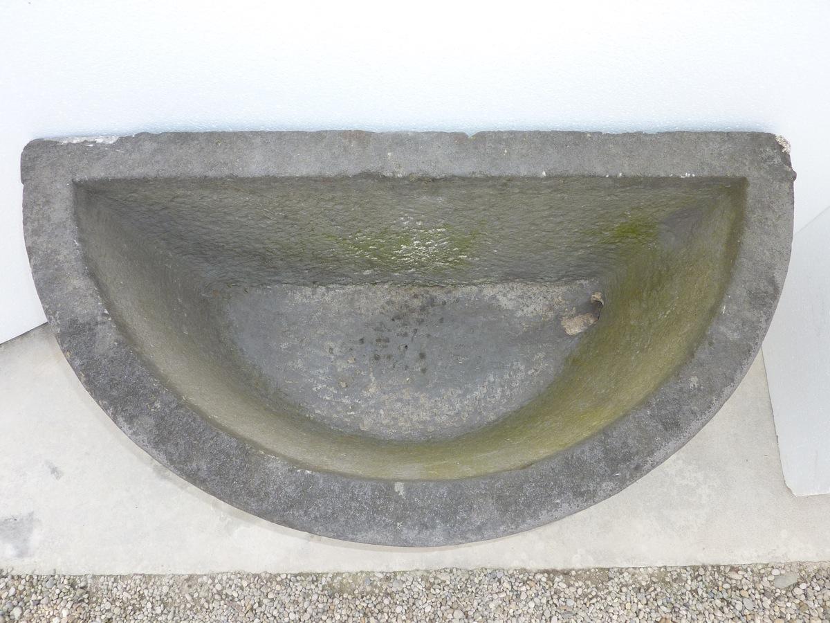 Fontaine en pierre ancienne  - Pierre - Louis XV - XVIII<sup>e</sup> S.