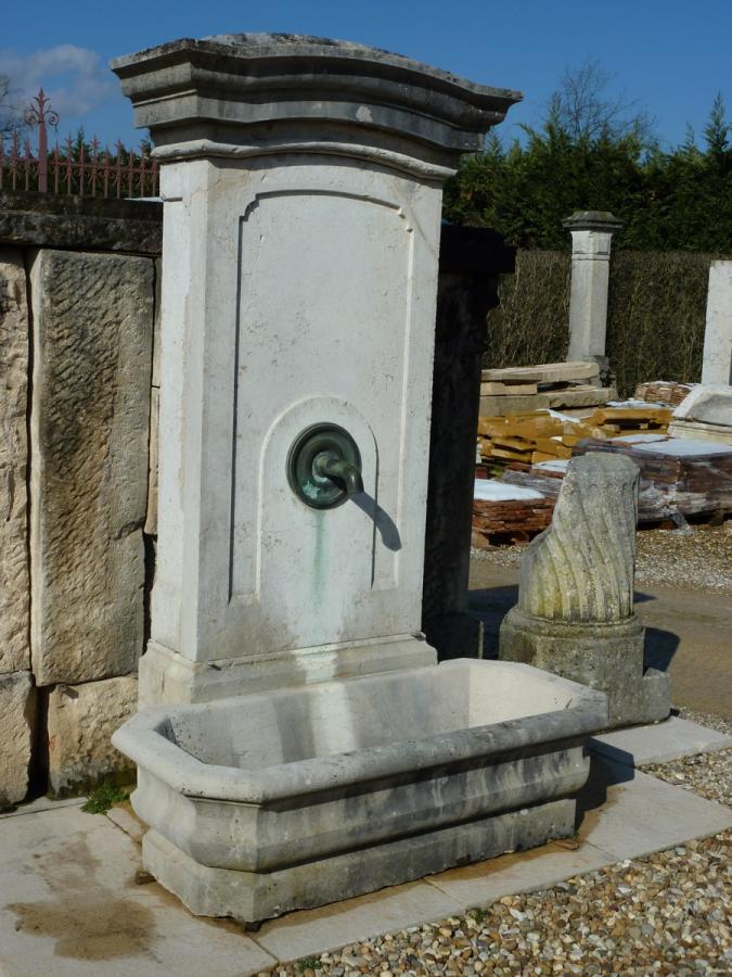 Fontaine en pierre ancienne  - Pierre  - XIX<sup>e</sup> S.